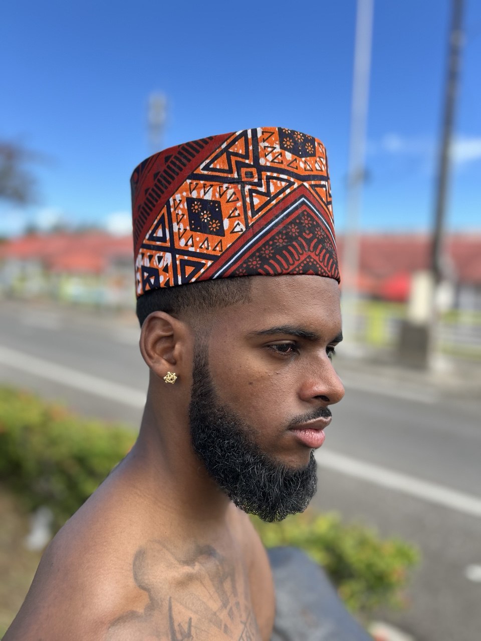 AFROSENSIA.                               Coiffe homme en tissu Africain